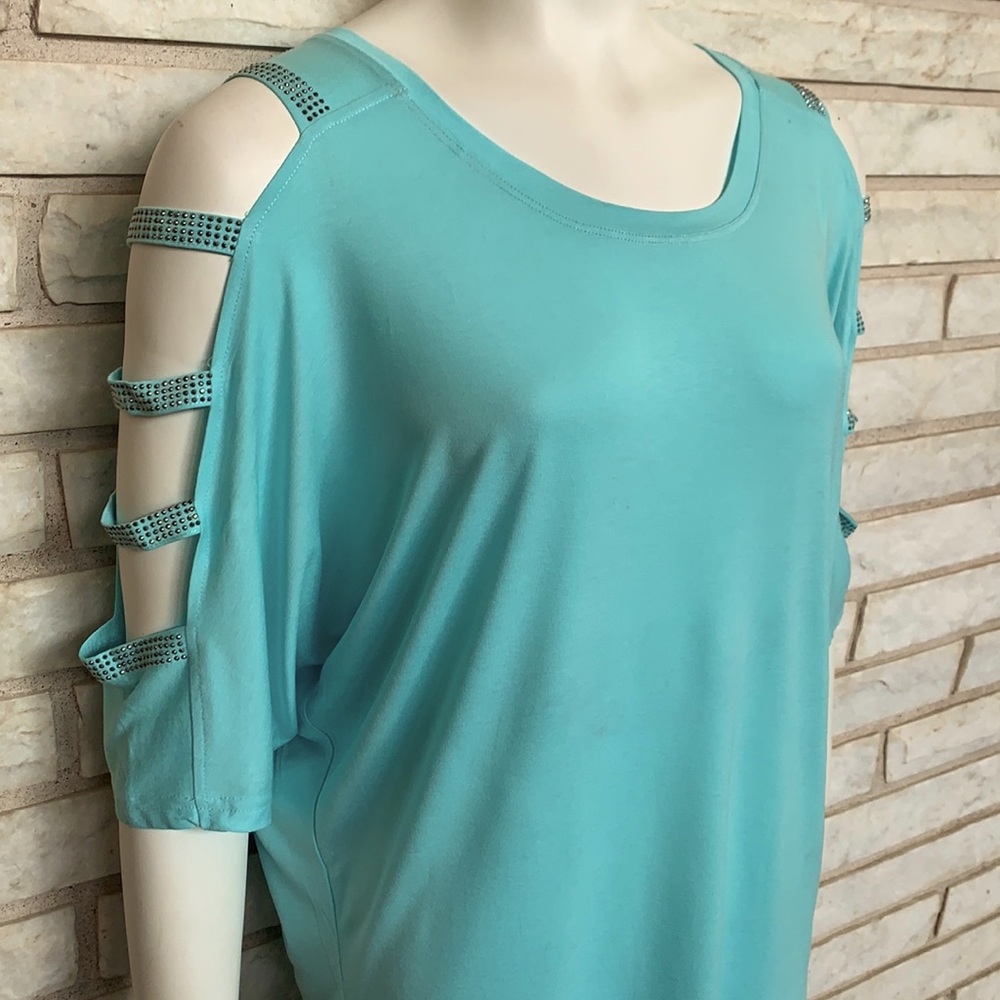 Amo&Roma cold shoulder top